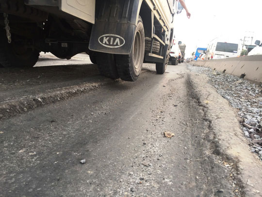 Khiếp đảm nhìn mặt đường như “ruộng bậc thang” trên QL1 - 4