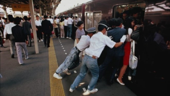 Người Nhật làm điều này trên tàu điện nhiều nhất thế giới - 1