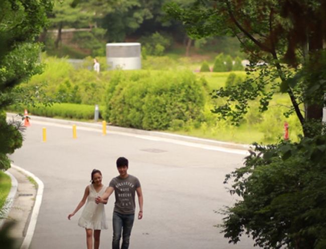 Nữ ca sĩ gợi cảm với kiểu dáng váy ngắn đi dạo cùng bạn diễn người Hàn.