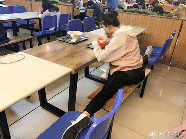 Nữ sinh vừa ăn vừa xoạc chân hot nhất trên mạng TQ