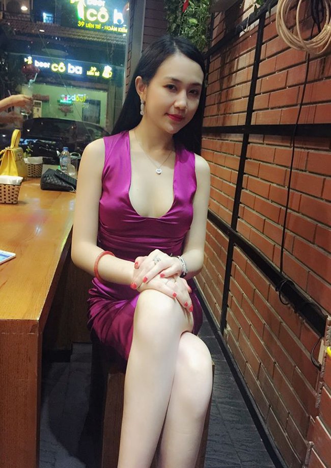 Hương Baby tuy không thường xuyên hở bạo nhưng thiết ôm sát khoe đường cong lại khá nhiều.&nbsp;