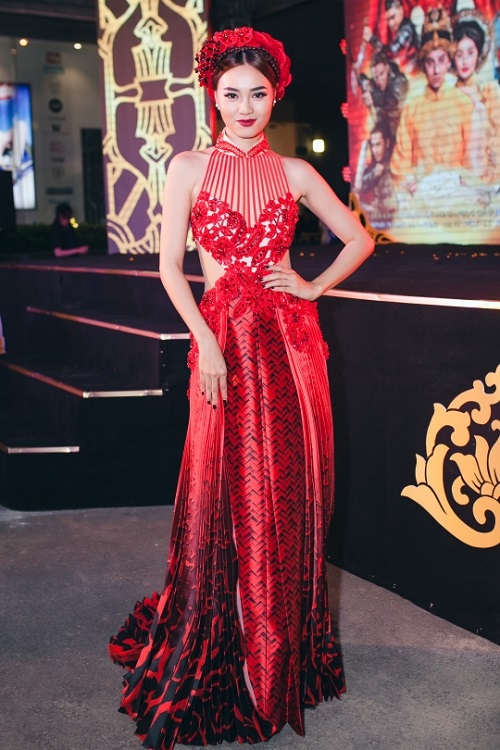 Cám Lan Ngọc và tuyệt chiêu mix đồ cho nàng dáng mỏng - 6