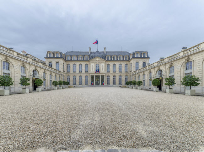 Nằm gần đại lộ Champs-Élysées ở thành phố Paris, Pháp, cung điện Élysées trở thành dinh thự của các đời tổng thống Pháp từ những năm 1840. Tổng thống Pháp François Hollande sống tại đây từ năm 2012.
