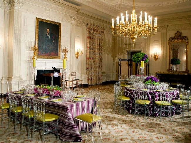 Nhà Trắng có hai phòng ăn, bao gồm một dành cho gia đình tổng thống và một phòng để tổ chức tiệc tiếp đãi các nhà lãnh đạo thế giới tới thăm Mỹ.