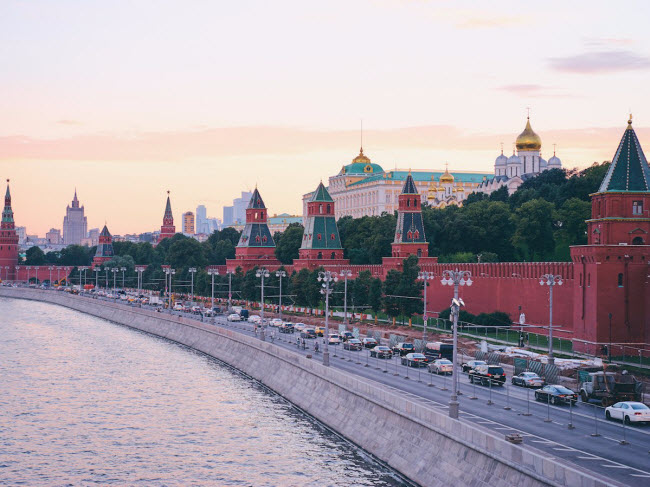 Điện Kremlin có nghĩa là “Pháo đài trong lòng thành phố” được xây dựng từ thế kỷ 14 đến thế kỷ 17. Đây là nơi ở chính thức của các đời tổng thống Nga.