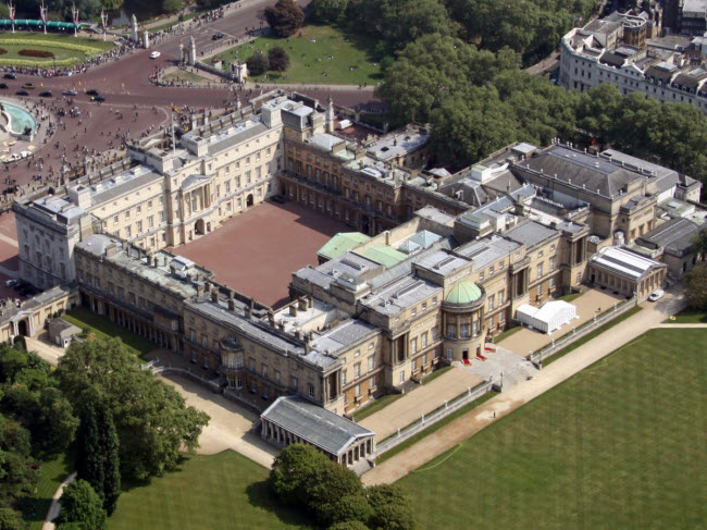 Cung điện Buckingham ở London trở thành nơi sinh sống của gia đình hoàng gia Anh từ năm 1837.