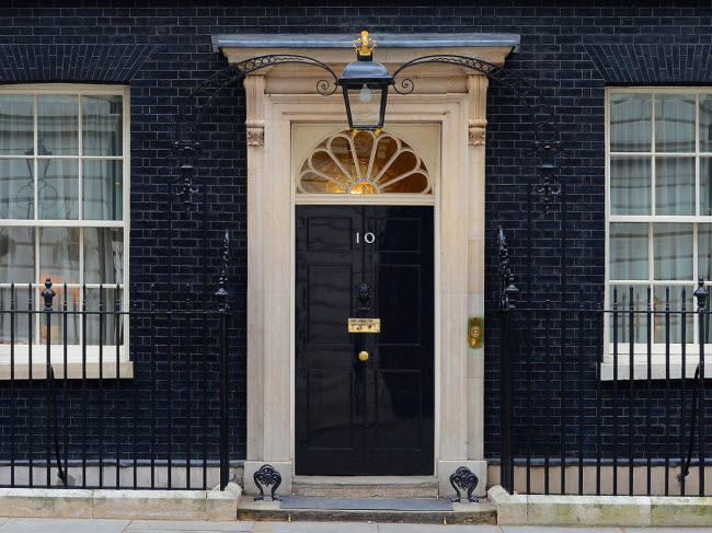Các thủ tướng Anh sống và làm việc tại tòa nhà số 10 phố Downing ở London.