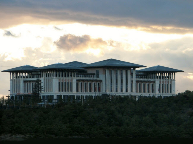 Tổng thống Thổ Nhĩ Kỳ hiện thời Recep Tayyip Erdogan đang sống tại cung điện Ak Saray ở thủ đô Ankara. Công trình này có chi phí xây dựng lên tới 615 triệu USD và hơn 1.100 phòng, rộng hơn cả Nhà Trắng ở Mỹ và lâu đài Versailles ở Pháp.