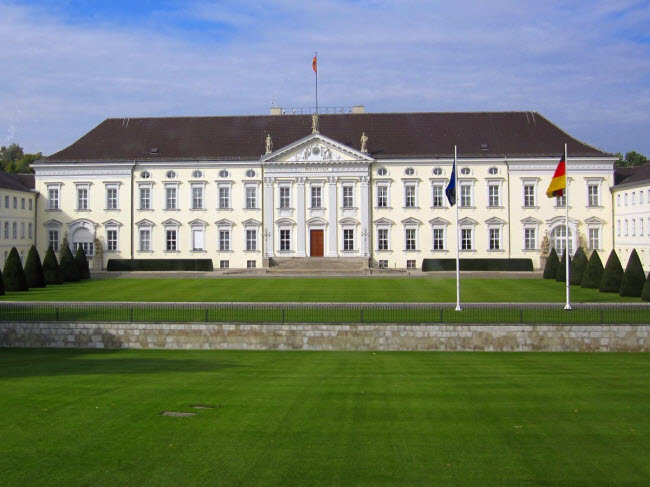 Cung điện Bellevue ở thành phố Berlin trở thành nơi ở dành cho tổng thống Đức từ năm 1994. Công trình này ban đầu được xây dựng vào năm 1785 dành cho em trai út của Frederick Đại đế và trở thành bảo tàng dưới thời phát xít.