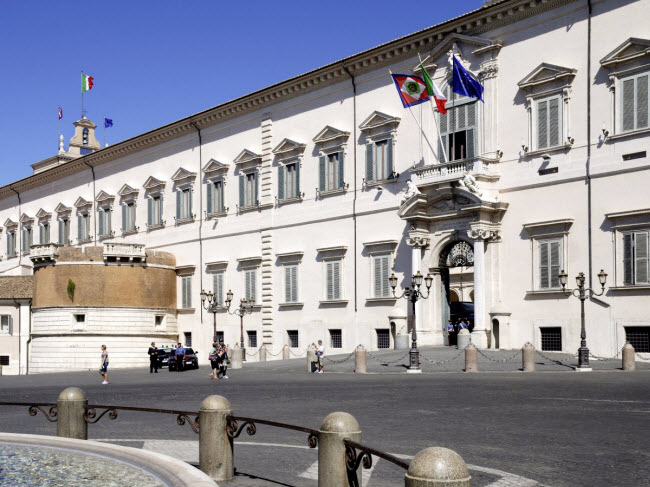 Cung điện Quirinal ở thành phố Rome là một trong 3 dinh thự dành cho tổng thống Italia. Nó có diện tích rộng gấp 20 lần Nhà Trắng và từng là nơi ở của 30 giáo hoàng, 4 đời vua Italia và 12 đời tổng thống.