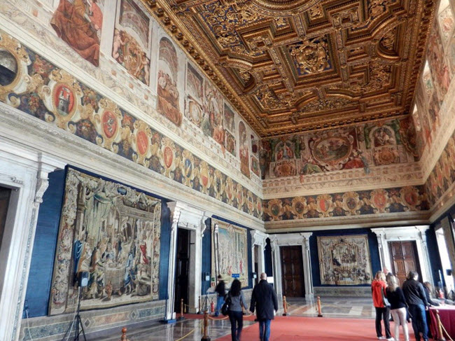 Thủ tướng Italia hiện tại Sergio Mattarella đã mở cửa 1.200 phòng của cung điện Quirinal để du khách tham quan và tổ chức các triển lãm nghệ thuật.