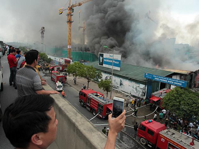 Clip: Hàng loạt tài xế dừng ô tô ở đường trên cao “hóng” cháy lớn