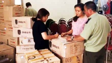 Tạm giữ 71 thùng mỹ phẩm không rõ nguồn gốc, giá… trên trời - 1