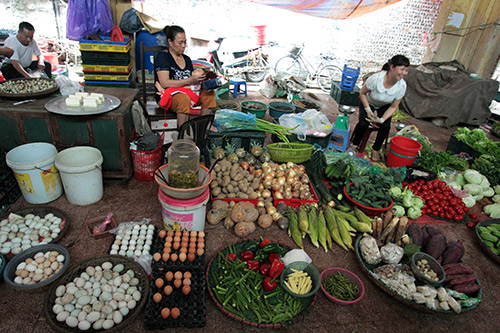Quen "bám" vỉa hè, hàng rong nhất quyết không vào chợ - 3