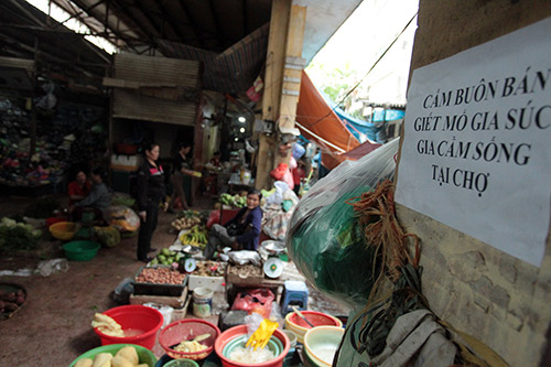 Quen "bám" vỉa hè, hàng rong nhất quyết không vào chợ - 4