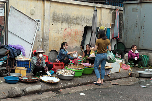 Quen "bám" vỉa hè, hàng rong nhất quyết không vào chợ - 7