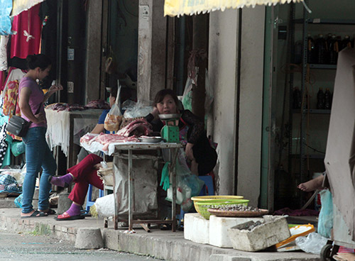 Quen "bám" vỉa hè, hàng rong nhất quyết không vào chợ - 8