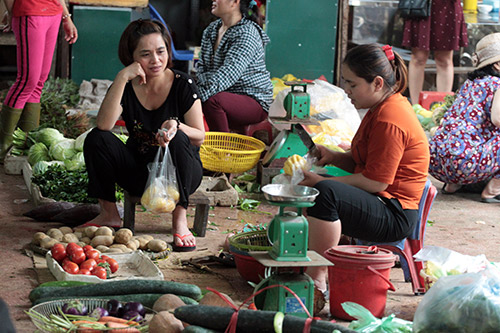 Quen "bám" vỉa hè, hàng rong nhất quyết không vào chợ - 5