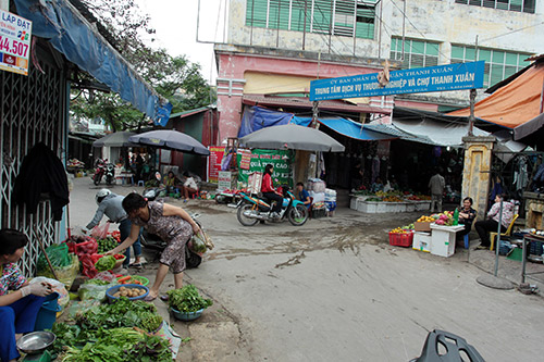 Quen "bám" vỉa hè, hàng rong nhất quyết không vào chợ - 6