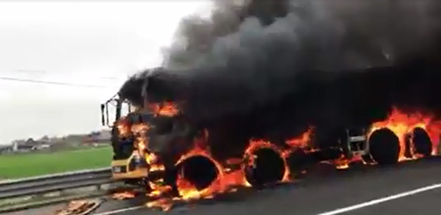 Clip: Xe tải cháy như đuốc trên cao tốc hiện đại nhất Việt Nam - 1
