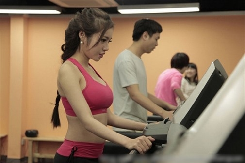 Gái 2 con nóng bỏng tập gym: Elly Trần, Jennifer Phạm gây choáng - 5