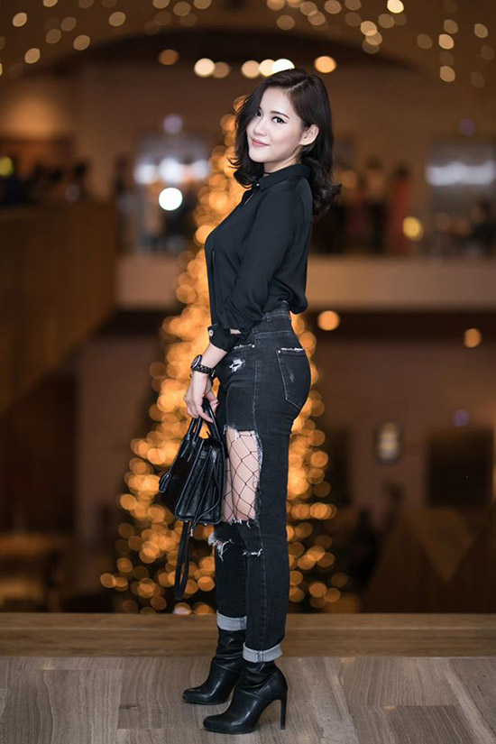 Thủy Top, Chi Pu diện tất lưới phô diễn từng cm nóng rực - 3