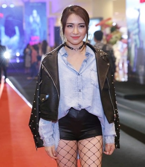 Thủy Top, Chi Pu diện tất lưới phô diễn từng cm nóng rực - 11