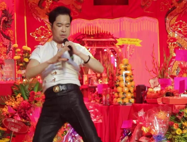 Nam ca sĩ sinh năm 1970 trổ tài nhảy múa nhân ngày cúng tổ của nghệ sĩ Việt năm 2016.