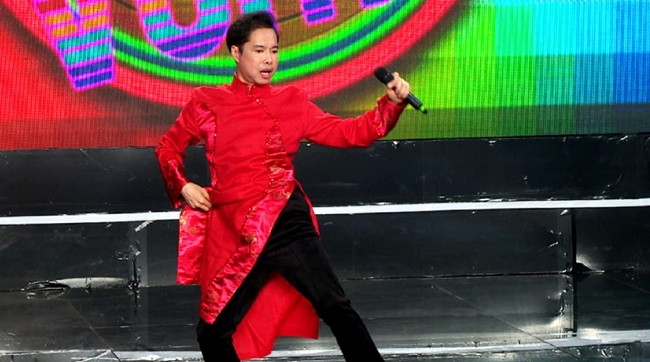 Ngọc Sơn không ngại lên sân khấu "Hát vui, vui hát" dạy thí sinh nhảy múa.