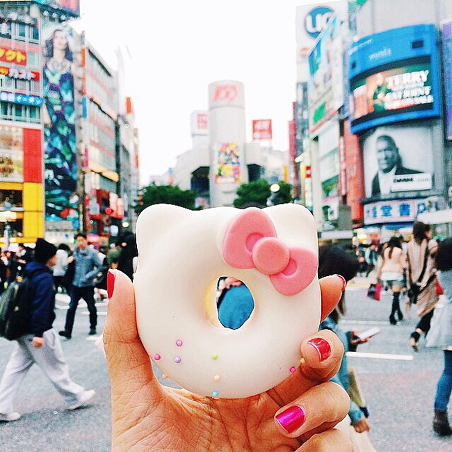 1. Bánh donut Hello Kitty: Được bán tại Shibuya, Tokyo, Nhật Bản, chiếc bánh vòng siêu dễ thương này đã đốn ngã biết bao nhiêu trái tim thiếu nữ. Sau thông tin cửa hàng đã ngưng sản xuất loại bánh này, nhiều chị em đã khóc hết nước mắt vì tiếc nuối.