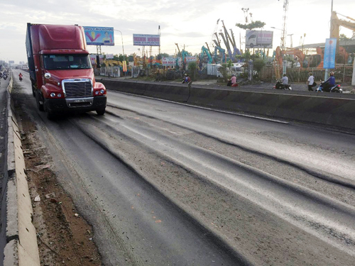 Kỳ lạ đoạn đường ô tô chạy qua, bánh không chạm đất - 3