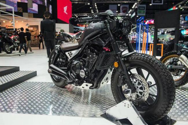Còn đây là chiếc Honda Rebel 500 độ theo phong cách scrambler (xe chạy bụi)