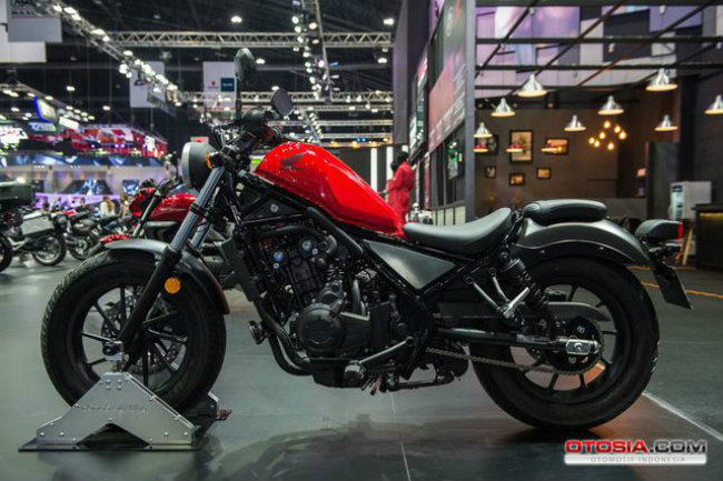Honda Rebel 500 đã được chỉnh sửa bộ phận phía sau.