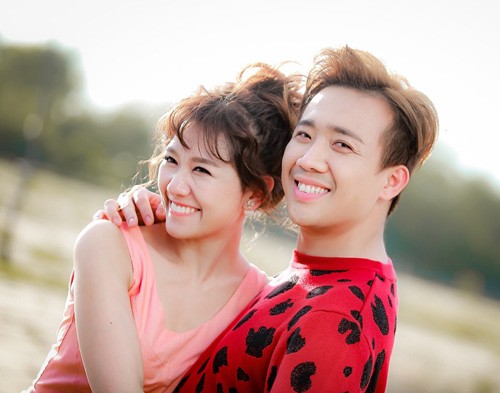 Trấn Thành ôm hôn vợ không rời trên phim trường - 1
