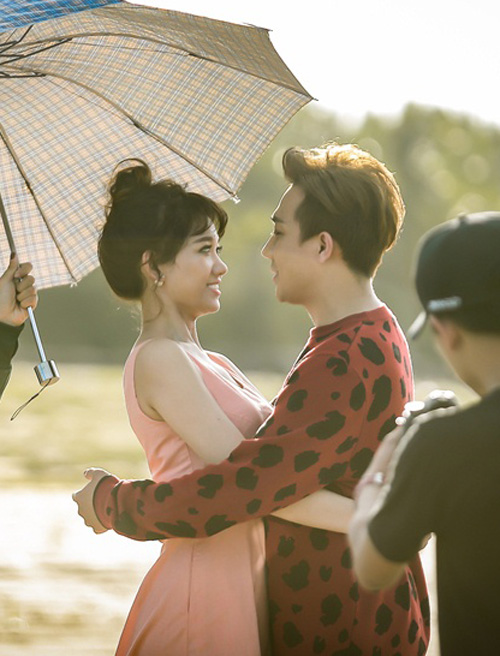 Trấn Thành ôm hôn vợ không rời trên phim trường - 2