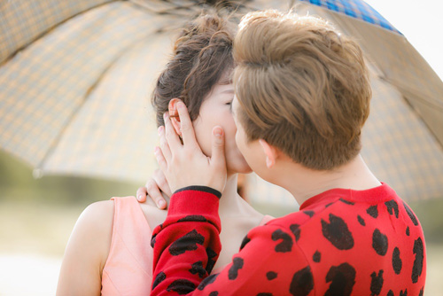 Trấn Thành ôm hôn vợ không rời trên phim trường - 3