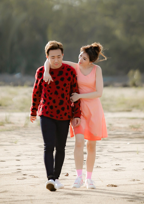 Trấn Thành ôm hôn vợ không rời trên phim trường - 5