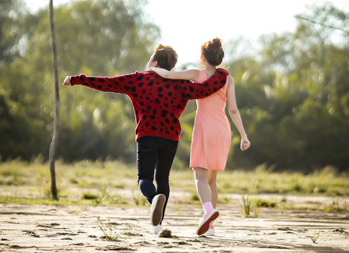 Trấn Thành ôm hôn vợ không rời trên phim trường - 6