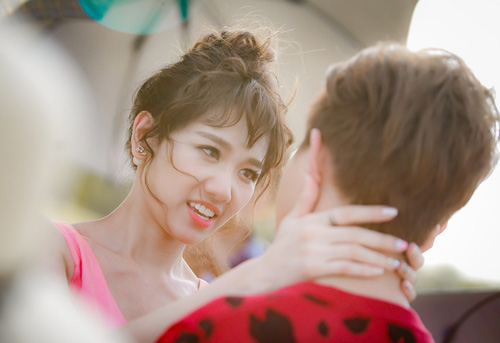 Trấn Thành ôm hôn vợ không rời trên phim trường - 7