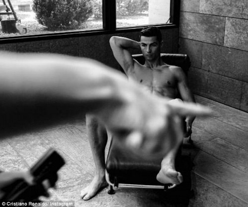 Ronaldo chụp ảnh &#34;thiếu vải&#34;, đốn tim triệu fan nữ - 5