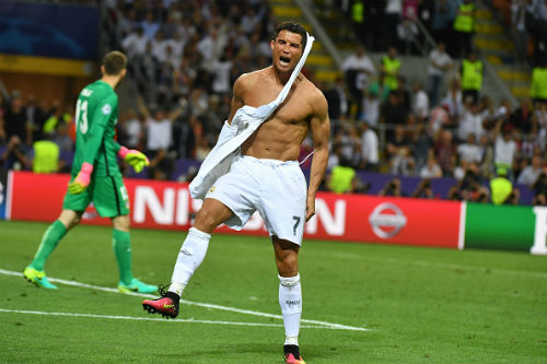 Ronaldo chụp ảnh &#34;thiếu vải&#34;, đốn tim triệu fan nữ - 1