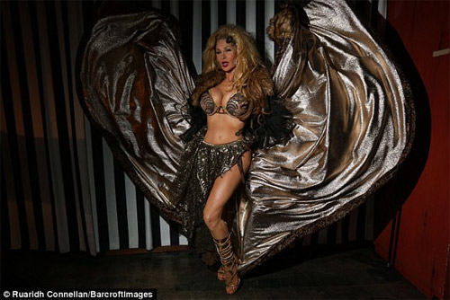 Ai tin nổi anh nông dân lại thành vũ nữ thoát y thế này! - 7