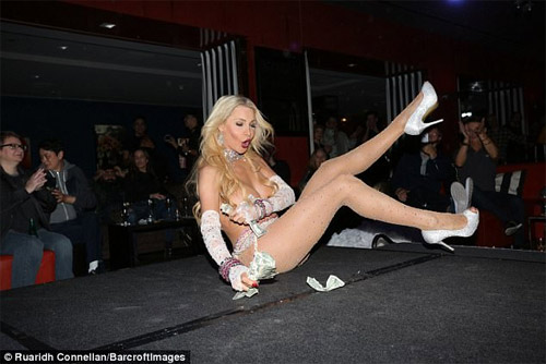 Ai tin nổi anh nông dân lại thành vũ nữ thoát y thế này! - 6