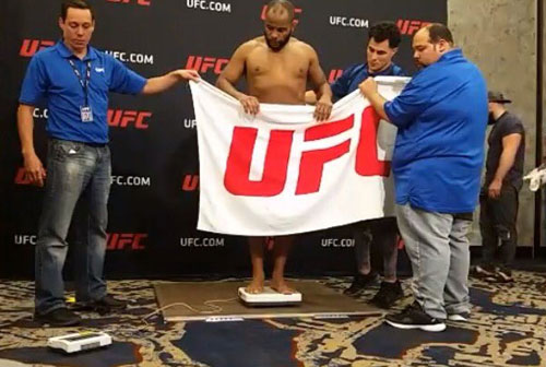 Chấn động UFC: Võ sĩ cởi sạch quần áo, làm điều khó tin - 1