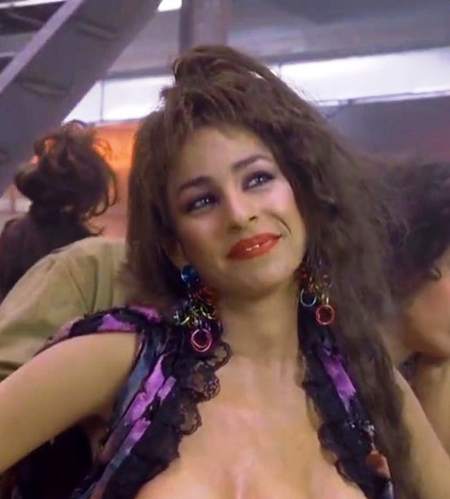 Nữ diễn viên Lucia Naff mới là người đầu tiên thực hiện vai nhân vật người phụ nữ 3 bầu ngực trong bản gốc của Total Recall vào năm 1990. Lucia Naff đã thể hiện chân thực vai diễn này. Tiếc rằng bộ phim trong thời điểm năm 1990 chưa tạo được tiếng vang lớn.