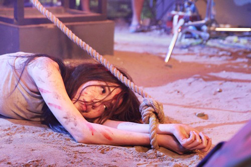 Mỹ nhân bầm dập vì đóng phim: Elly Trần chưa chắc "lỳ đòn" nhất! - 9