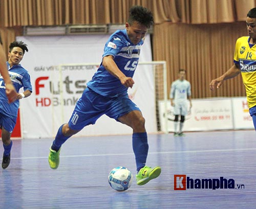 Người đẹp tròn mắt xem người hùng Futsal World Cup đọ sức - 2