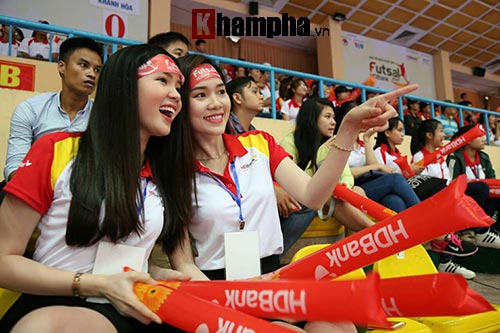 Người đẹp tròn mắt xem người hùng Futsal World Cup đọ sức - 3