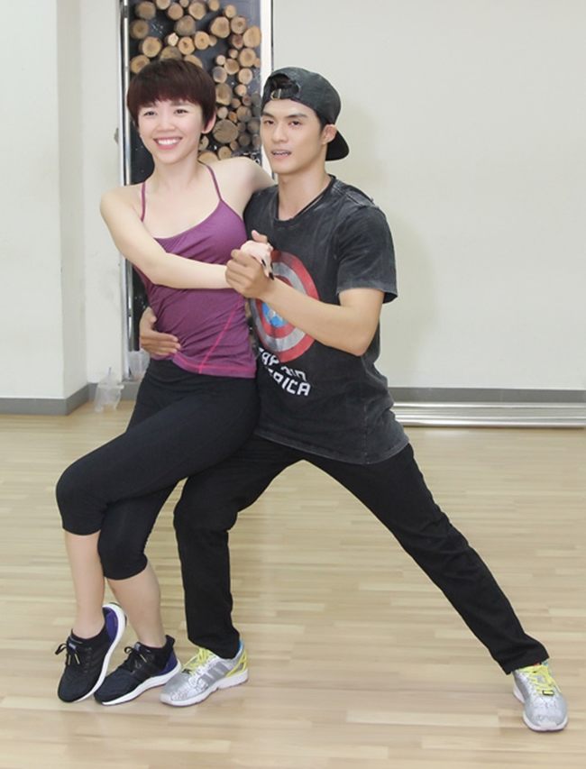 Người đẹp sinh năm 1989 tự tin để mặt mộc học nhảy cùng Lâm Vinh Hải.
