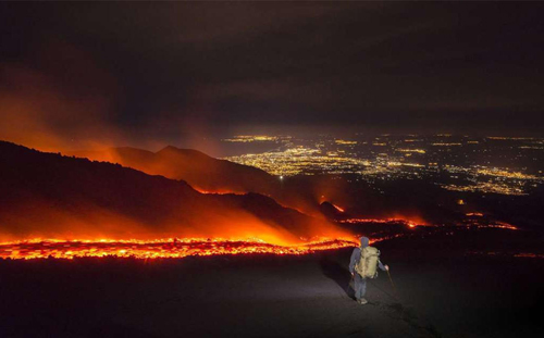 Cận cảnh núi lửa phun trào đẹp ngoạn mục ở Ý - 1
